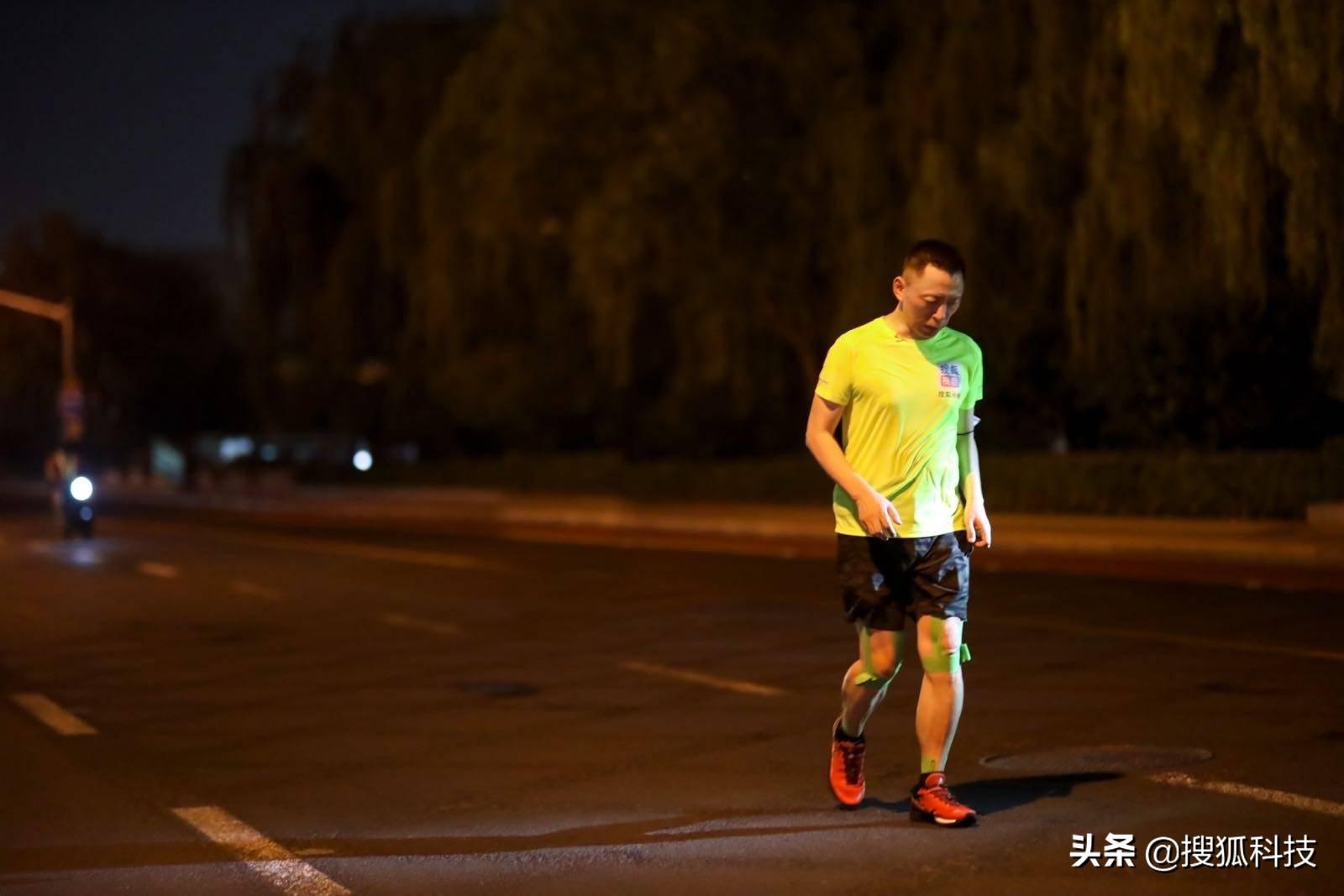 (张朝阳称人活着就得搞事情)张朝阳夜跑北京二环33公里 称人活着就得搞事情  第3张