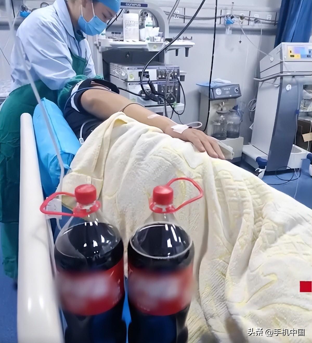 (男子胃结石医生开药2大瓶可乐)男子胃结石 医生开药竟是两大瓶可乐 最后居然治好了  第2张