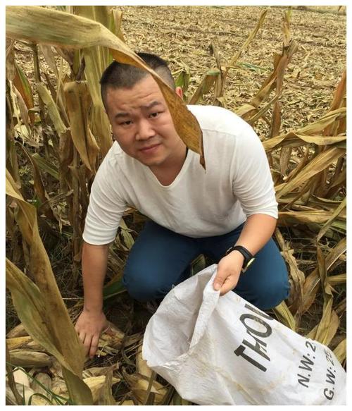 (岳云鹏身价)岳云鹏身价上亿，给5个姐姐买房买车，亲弟弟却在农村种地  第17张