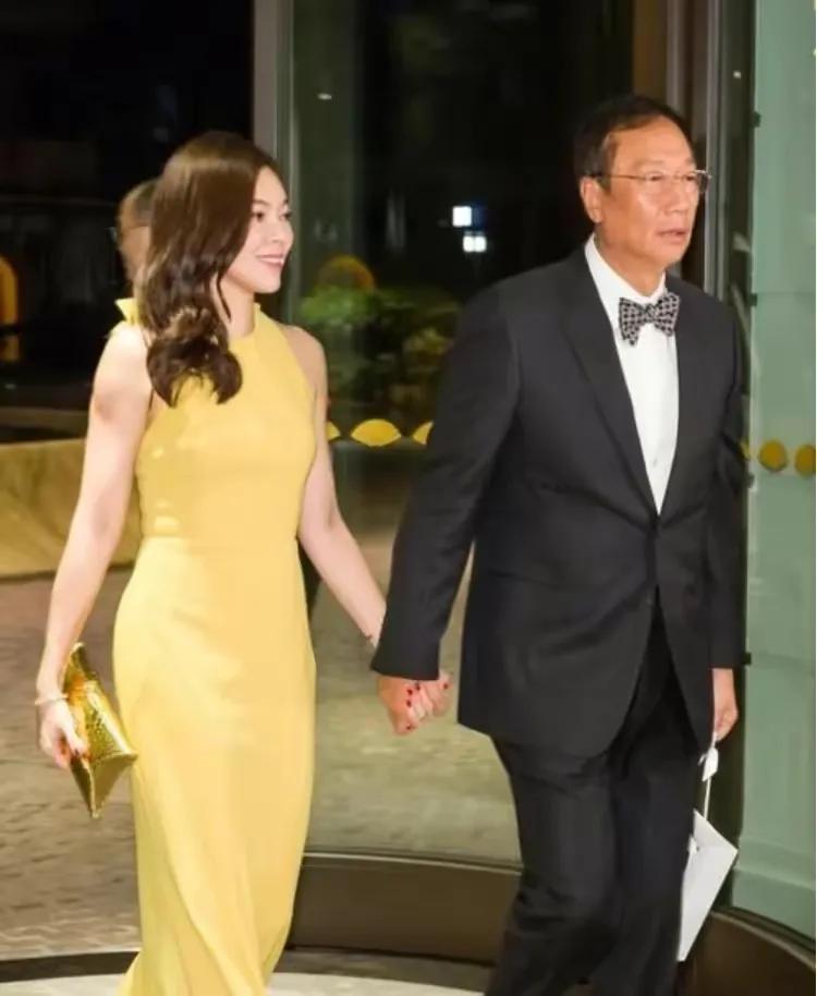 郭台铭身价,郭台铭:原配离世直呼上帝不公,却转身娶了比儿子大两岁的小娇妻 第28张 郭台铭身价,郭台铭:原配离世直呼上帝不公,却转身娶了比儿子大两岁的小娇妻 第28张