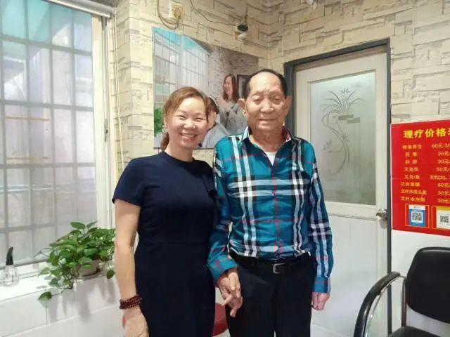 (袁隆平身价)“90后”袁隆平身价过千亿，是隐形富豪?实际他的收入才这个数  第1张