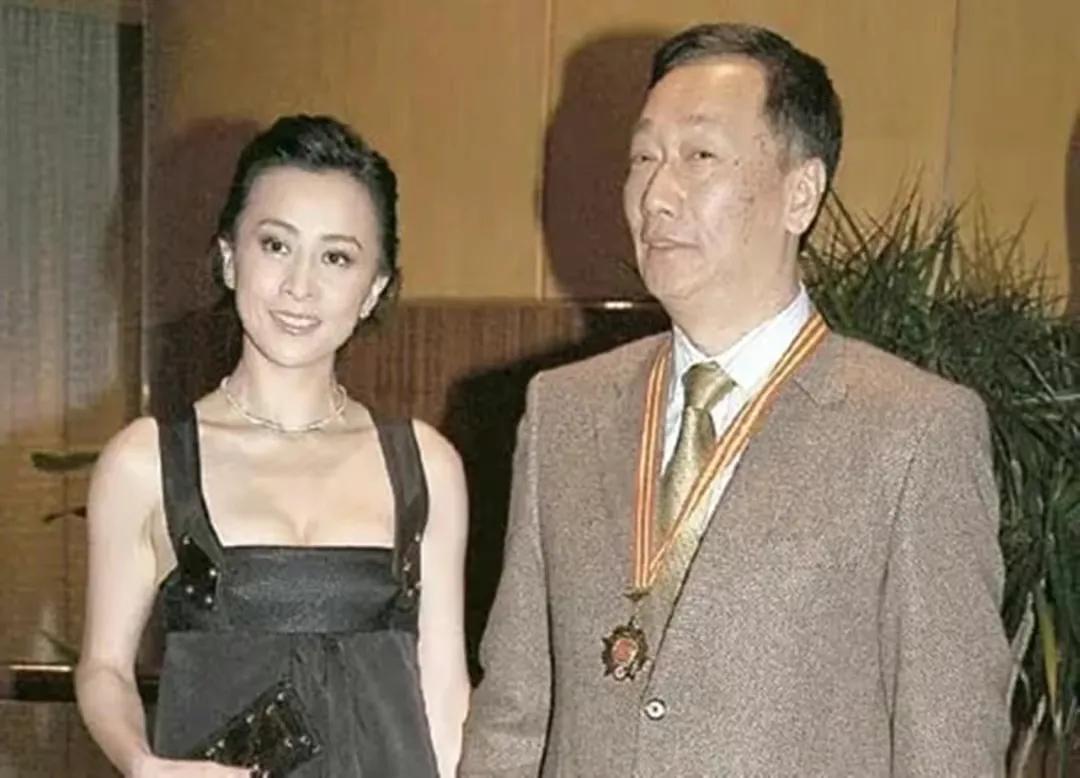 郭台铭身价,郭台铭:原配离世直呼上帝不公,却转身娶了比儿子大两岁的小娇妻 第15张 郭台铭身价,郭台铭:原配离世直呼上帝不公,却转身娶了比儿子大两岁的小娇妻 第15张