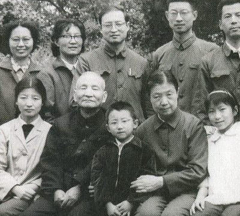 (陈元的儿子)她曾担任陈云的秘书，19岁嫁给陈云，儿子官至副国级  第4张