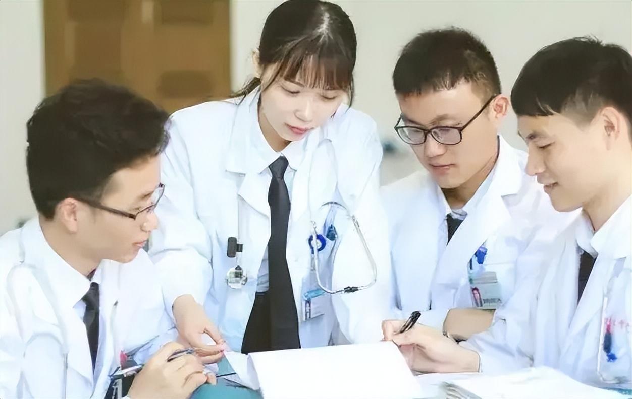 (统计学就业方向及前景)医学专业“就业前景”排名，临床医学跌下神坛，口腔医学挤进前三  第2张