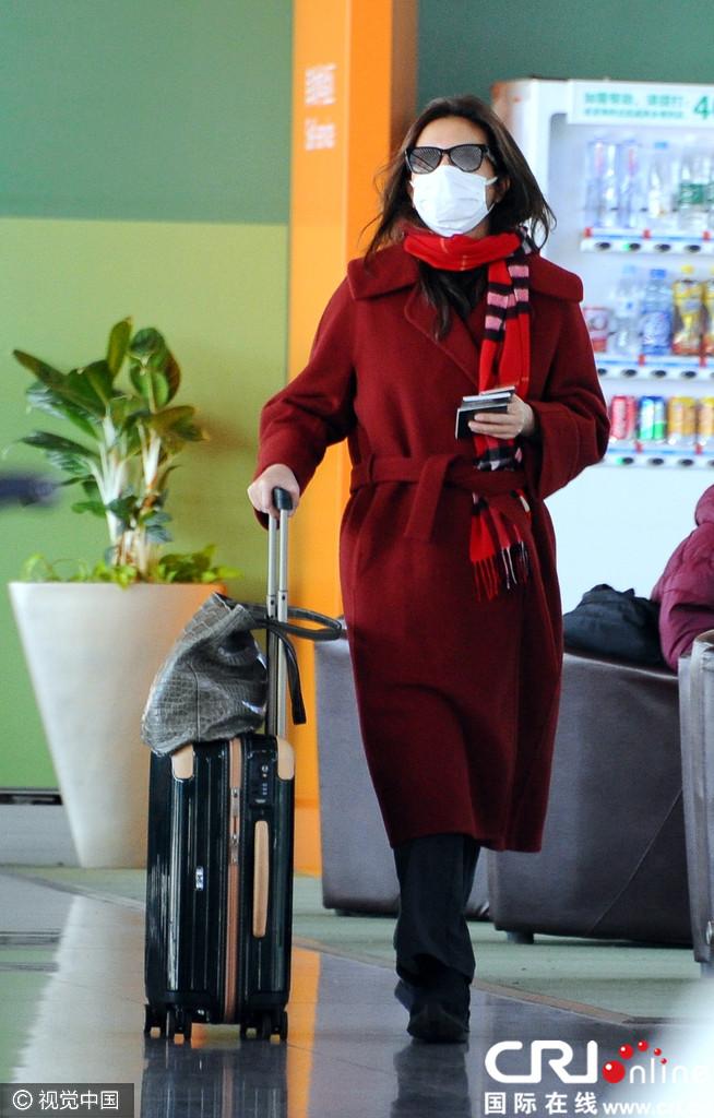 赵薇身价多少亿2017,身价五十亿元的赵薇火红现身机场 独自离京 第1张 赵薇身价多少亿2017,身价五十亿元的赵薇火红现身机场 独自离京 第1张