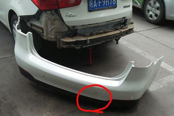 汽车前保险杠开裂可以修吗(汽车追尾后保险杠开裂换还是修)  第1张