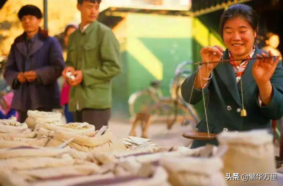 (警察工资多少钱一个月)中国警察队伍，80年代，一个月的工资，到底有多少钱?  第8张