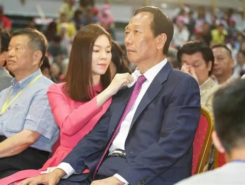 郭台铭身价,郭台铭:原配离世直呼上帝不公,却转身娶了比儿子大两岁的小娇妻 第32张 郭台铭身价,郭台铭:原配离世直呼上帝不公,却转身娶了比儿子大两岁的小娇妻 第32张