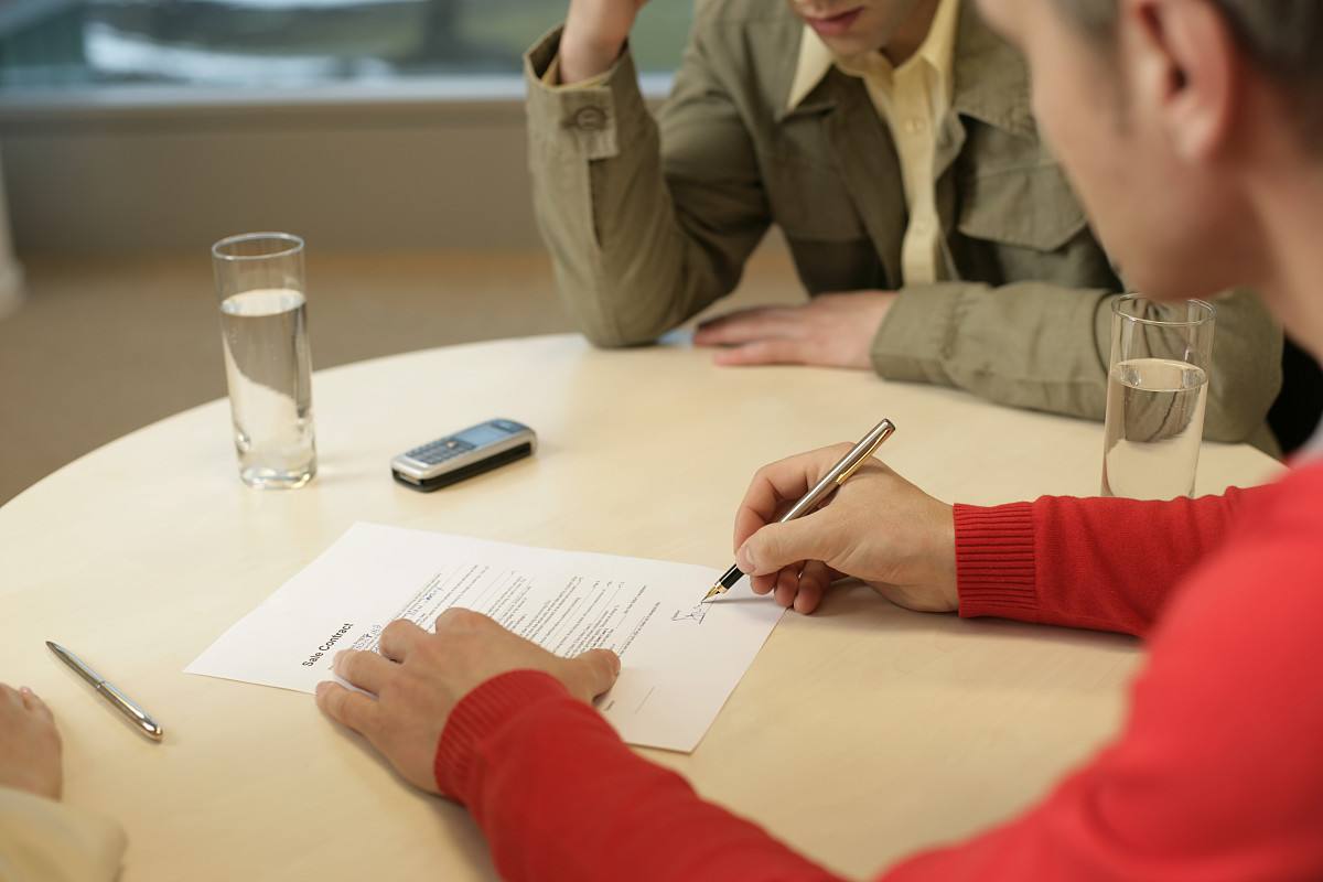 (保险法定受益人)指定受益人VS法定受益人，保险公司赔的钱给谁更好呢?  第1张