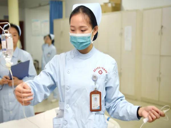 (本科护士一个月工资大概多少)护士一个月工资是多少?  第1张