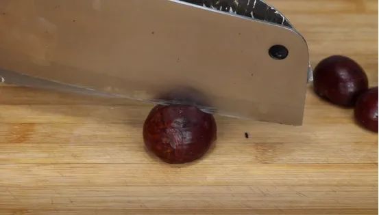 (剥板栗皮的最快方法)板栗怎么快速去壳?教你4个小窍门，完整快速好剥，方法太棒了  第5张