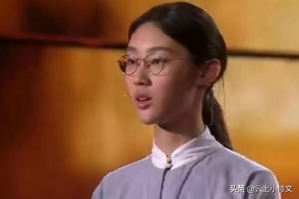 (出水芙蓉是什么意思)“出水芙蓉”最早用来形容什么?诗词大会里考过，答对者寥寥无几  第6张