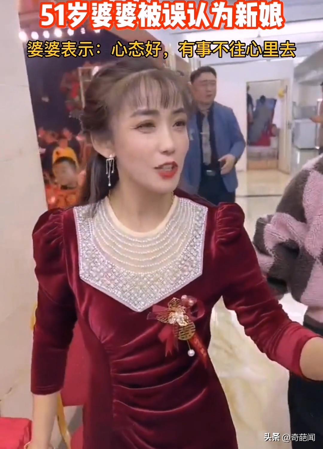 (婚礼现场婆婆被宾客误认为是新娘)婚礼现场51岁婆婆颜值出众，被宾客误认成是新娘!网友:羡慕了  第3张