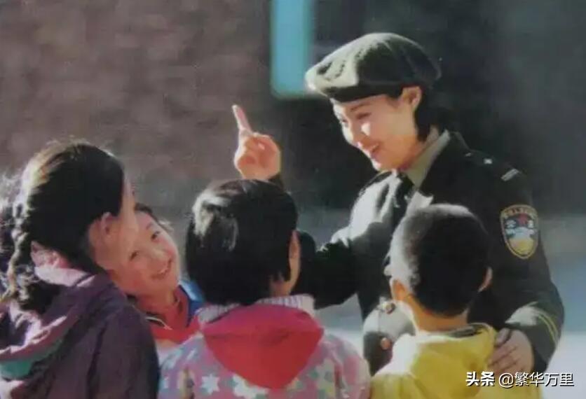 (警察工资多少钱一个月)中国警察队伍，80年代，一个月的工资，到底有多少钱?  第3张