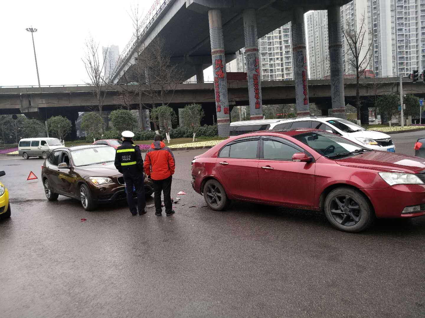 (平安车险救援电话)女司机一边开车一边打电话 追尾小车险受伤  第1张