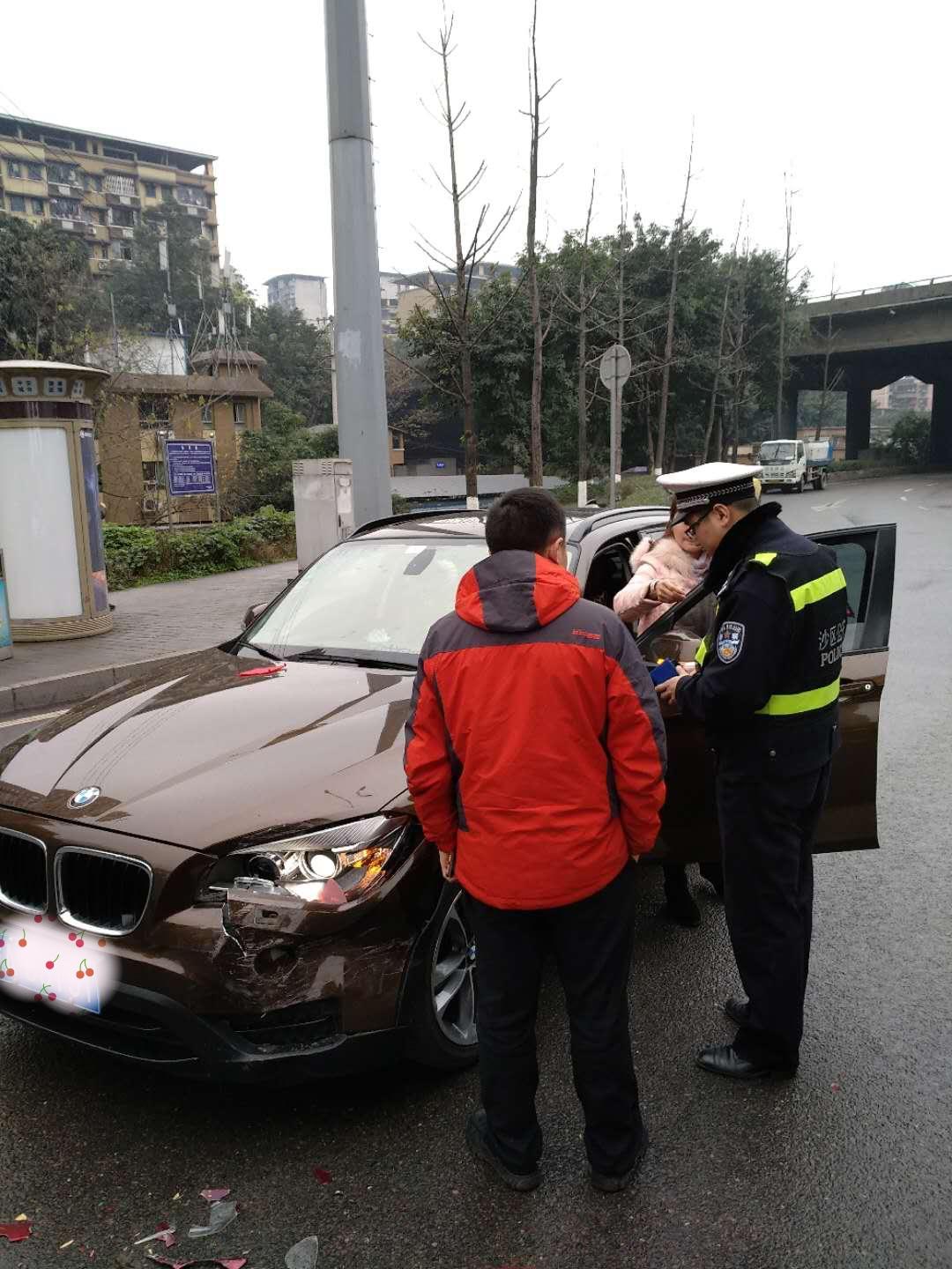 (平安车险救援电话)女司机一边开车一边打电话 追尾小车险受伤  第2张