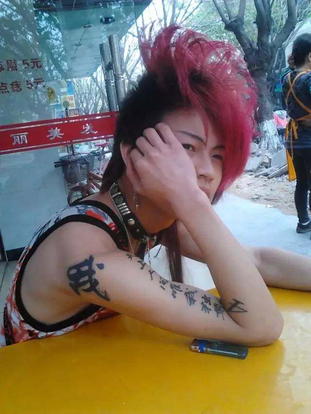 第一代网红90后杀马特创始人开美发店了，网友:又是一次回忆杀(杀马特创始人)  第2张