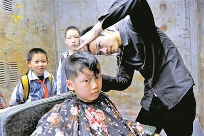 第一代网红90后杀马特创始人开美发店了，网友:又是一次回忆杀(杀马特创始人)  第4张