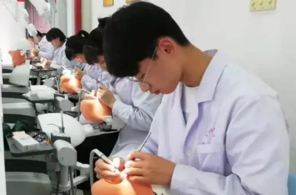 (生物科学专业就业前景)“医学类”专业前景排行，临床医学跌出前3，榜首热度节节攀升  第5张