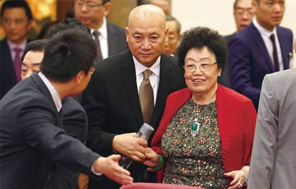(陈丽华资产)女首富陈丽华:出生颐和园，坐拥580亿资产，49岁嫁小11岁唐僧  第12张