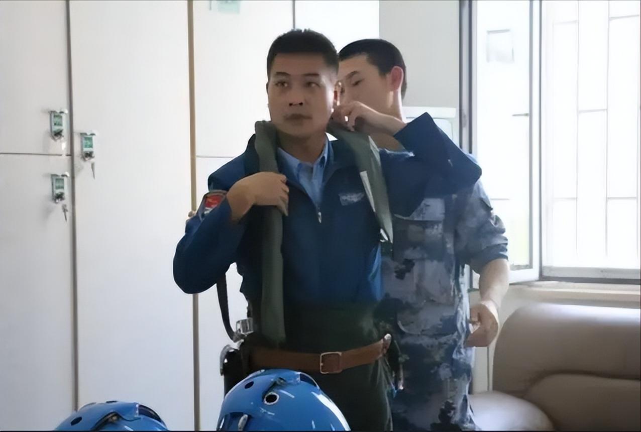 (海军飞行员工资一般多少钱一个月)飞行员张超:为挽救舰载机牺牲后，妻子被特招入伍，已成海军上尉  第7张