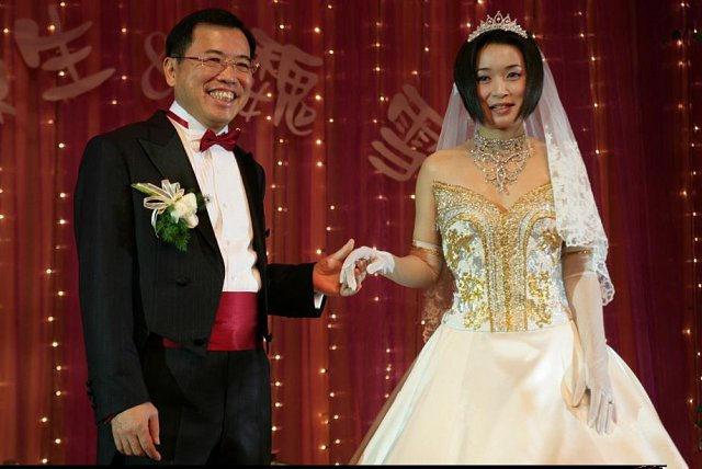 (王津元微博)焕发第二春的商界大佬们:刘强东和章泽天、王石和田朴珺  第8张