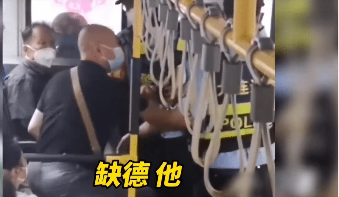 (男子坐公交没戴N95被乘客骂缺德)到底谁缺德呢?男子坐公交没戴N95被乘客骂缺德  第1张
