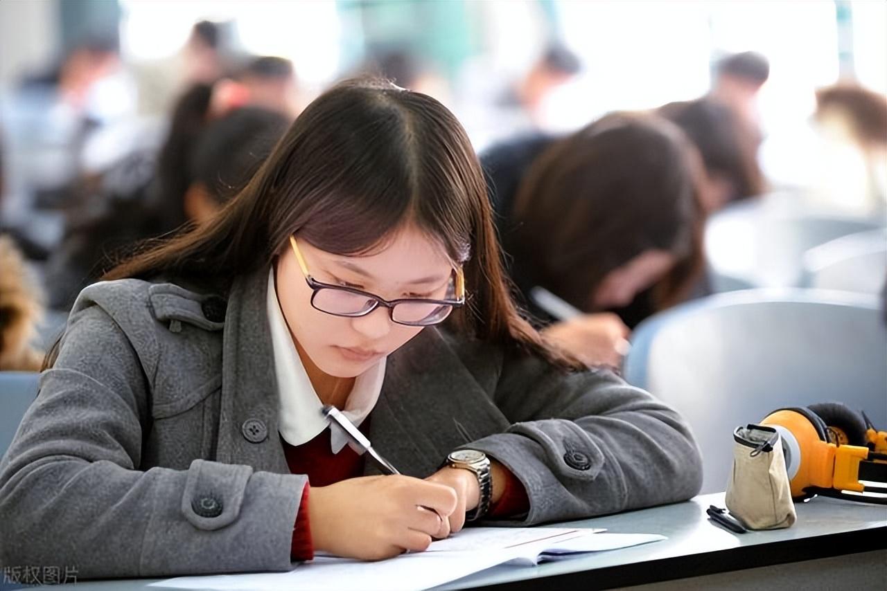 (大专生可以考公务员吗)大专生能考公务员吗?如果可以,一般能考什么级别的公务员? 第2张 (大专生可以考公务员吗)大专生能考公务员吗?如果可以,一般能考什么级别的公务员? 第2张