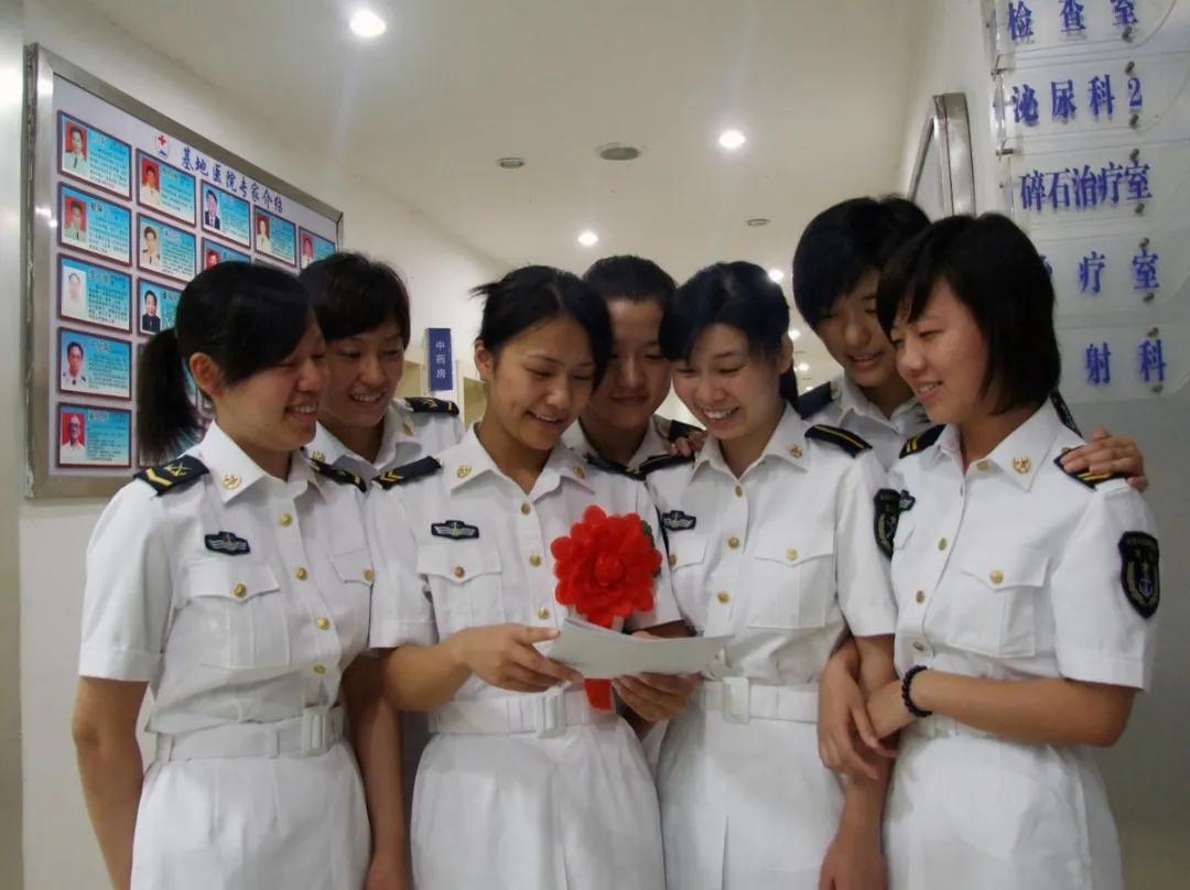 (当兵第三年工资多少)2021年中国军人的待遇，服役年限和级别不同，决定你的工资多少  第4张