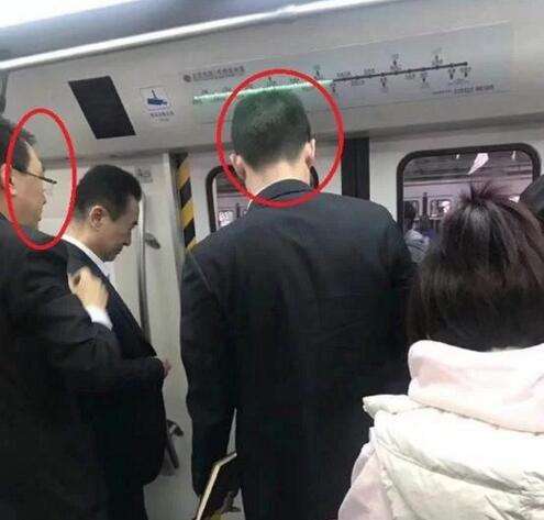 (娃哈哈老板是谁)74岁身价千亿，娃哈哈老板宗庆后一个人出差，空姐帮助他找到座位  第3张