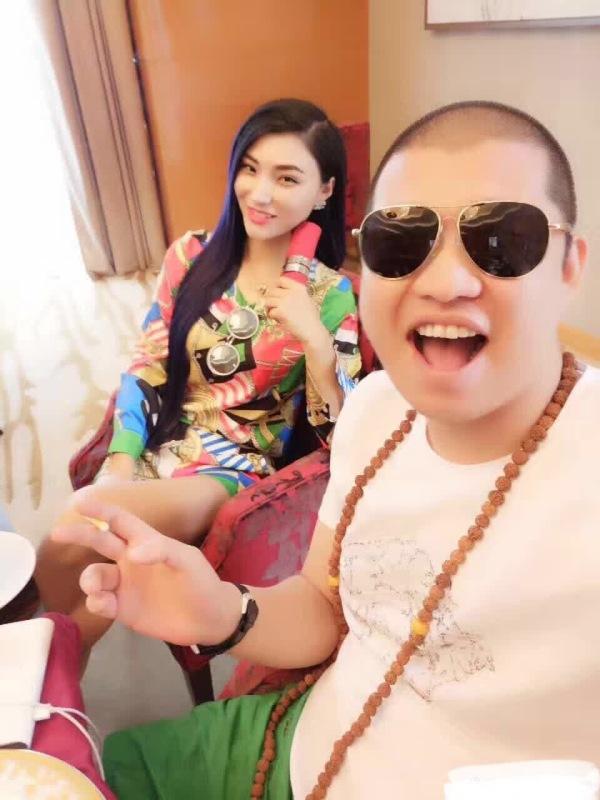真真姐身价119亿,快手中4个身价过亿的女人,3个靠男人,1个靠自己带红老公 第5张 真真姐身价119亿,快手中4个身价过亿的女人,3个靠男人,1个靠自己带红老公 第5张