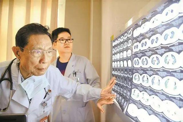 (院士一年工资多少)钟南山院士年薪是多少人民币?  第2张