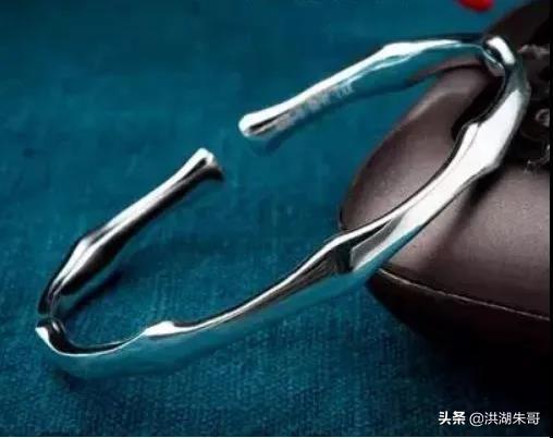 (银手镯戴左手好还是右手好)银手镯戴左手好还是右手好?其中大有讲究，别再不当回事  第4张