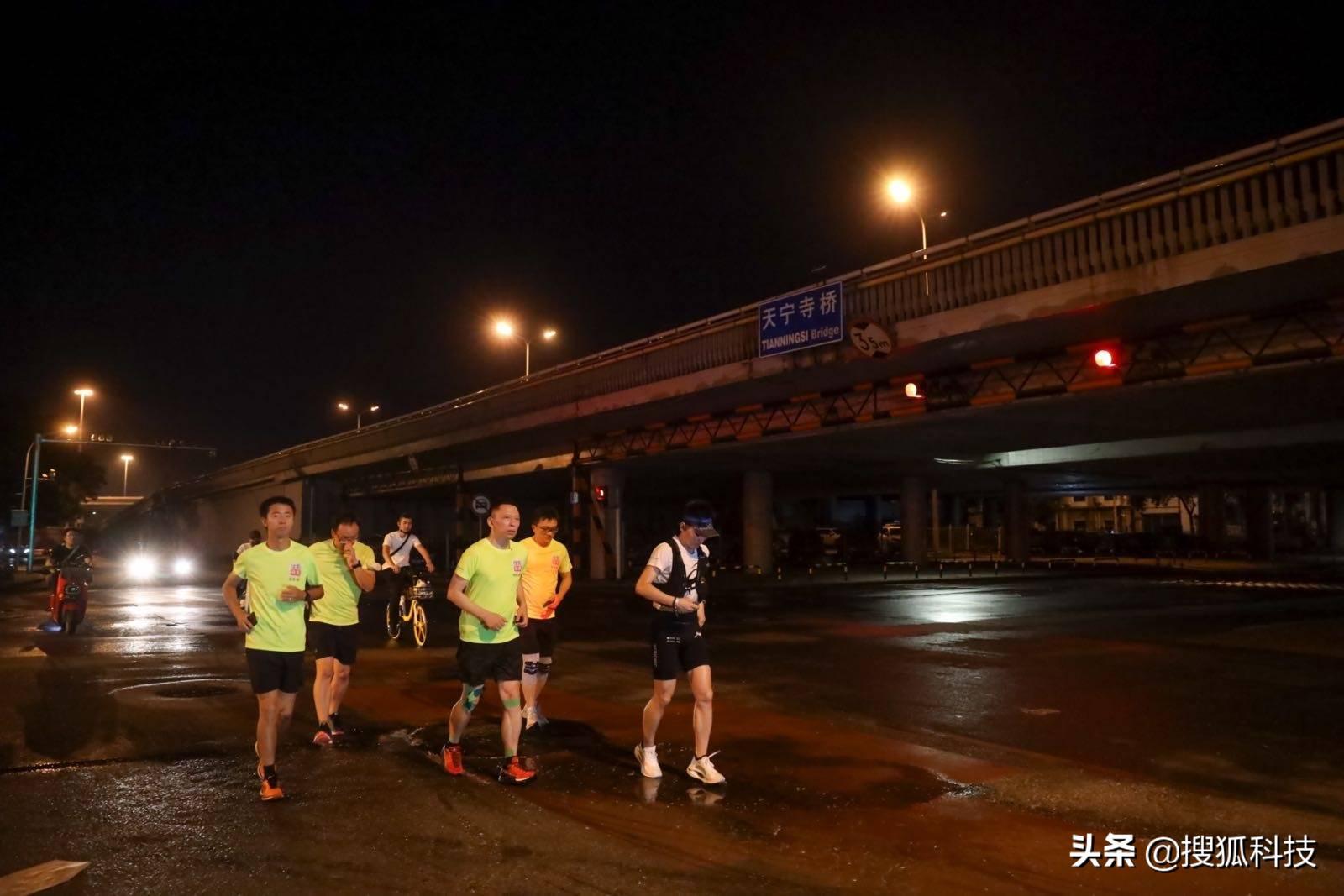 (张朝阳称人活着就得搞事情)张朝阳夜跑北京二环33公里 称人活着就得搞事情  第2张