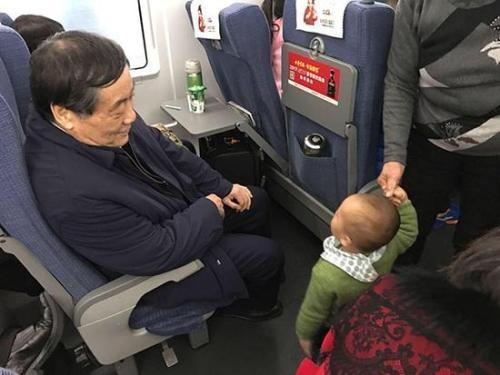 (娃哈哈老板是谁)74岁身价千亿，娃哈哈老板宗庆后一个人出差，空姐帮助他找到座位  第2张