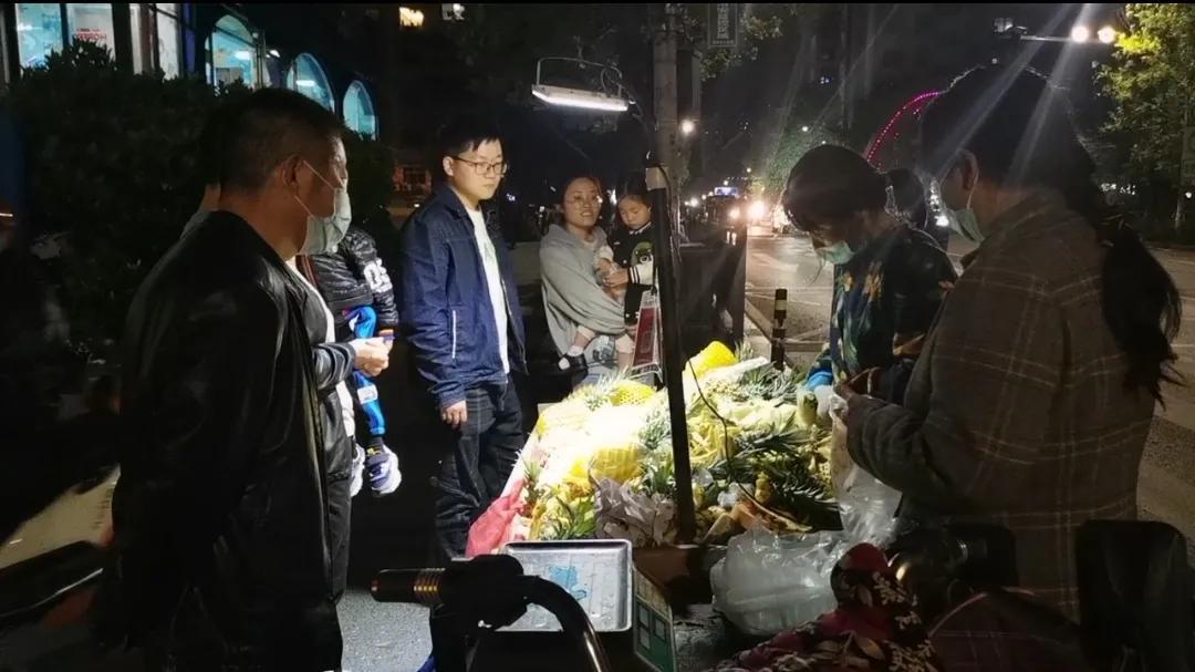 (摆摊卖什么赚钱成本又低)摆摊的人很多,成本小,利润高,什么都能卖,收入可观 第2张 (摆摊卖什么赚钱成本又低)摆摊的人很多,成本小,利润高,什么都能卖,收入可观 第2张