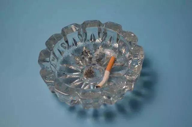 (烟灰缸里为什么不能倒水)烟灰缸里放一张纸巾，用途真厉害，我也是刚知道，解决了一个难题  第2张