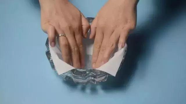 (烟灰缸里为什么不能倒水)烟灰缸里放一张纸巾，用途真厉害，我也是刚知道，解决了一个难题  第5张