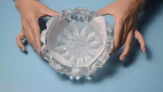 (烟灰缸里为什么不能倒水)烟灰缸里放一张纸巾，用途真厉害，我也是刚知道，解决了一个难题  第6张