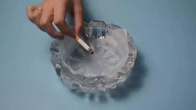 (烟灰缸里为什么不能倒水)烟灰缸里放一张纸巾，用途真厉害，我也是刚知道，解决了一个难题  第7张