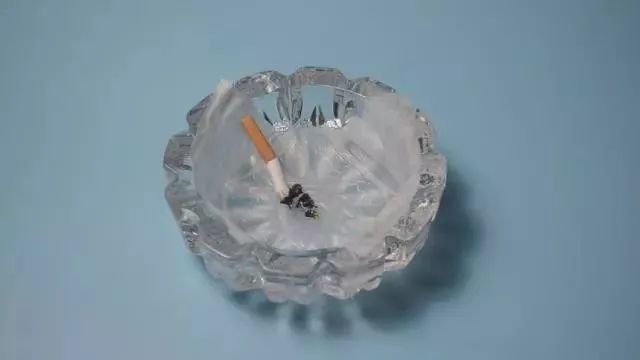 (烟灰缸里为什么不能倒水)烟灰缸里放一张纸巾，用途真厉害，我也是刚知道，解决了一个难题  第8张