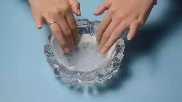 (烟灰缸里为什么不能倒水)烟灰缸里放一张纸巾，用途真厉害，我也是刚知道，解决了一个难题  第11张