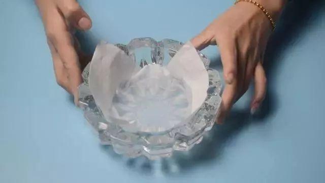 (烟灰缸里为什么不能倒水)烟灰缸里放一张纸巾，用途真厉害，我也是刚知道，解决了一个难题  第12张
