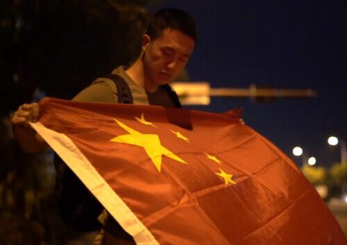 (约旦第纳尔)他手举国旗,吓退了约旦劫匪 第1张 (约旦第纳尔)他手举国旗,吓退了约旦劫匪 第1张