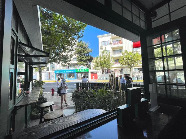 (邮局几点开门)上海这家邮局厉害了!卖咖啡和冰激凌，推窗就是魔都最火“打卡点”  第2张