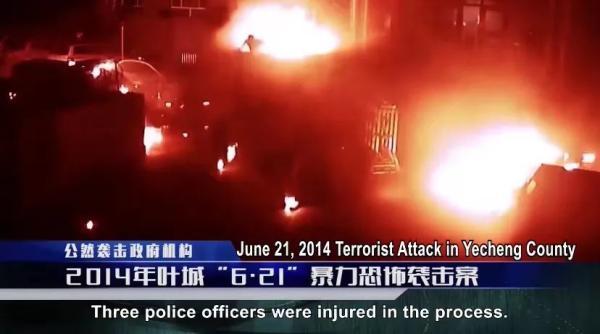(新疆爆炸)新疆公布多段暴恐案视频,暴徒连孕妇都不放过,甚至砍杀同伙 第3张 (新疆爆炸)新疆公布多段暴恐案视频,暴徒连孕妇都不放过,甚至砍杀同伙 第3张
