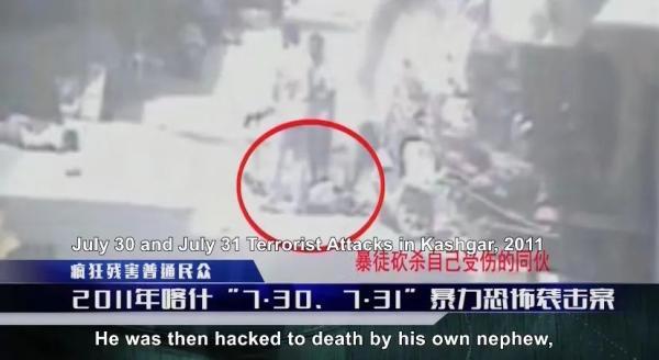 (新疆爆炸)新疆公布多段暴恐案视频,暴徒连孕妇都不放过,甚至砍杀同伙 第4张 (新疆爆炸)新疆公布多段暴恐案视频,暴徒连孕妇都不放过,甚至砍杀同伙 第4张