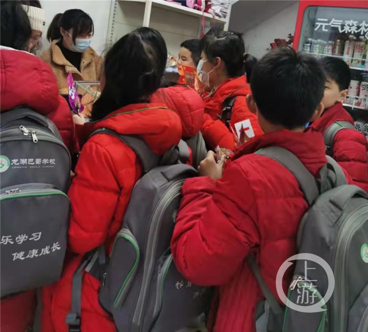 “生意太好,人手不够”一则“店铺转让告示”火了(生意转让) 第3张 “生意太好,人手不够”一则“店铺转让告示”火了(生意转让) 第3张