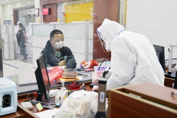 (银行几点开门)上海首家复市银行网点开门，市民提着20余万现金来存款……  第1张