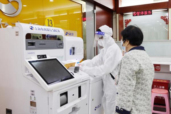 (银行几点开门)上海首家复市银行网点开门，市民提着20余万现金来存款……  第2张